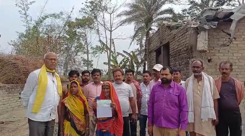 समस्तीपुर: मोरदीवा में आगलगी पीड़ित परिवार को श्री राम जानकी ठाकुरबाड़ी द्वारा दी गई आर्थिक सहायता 2