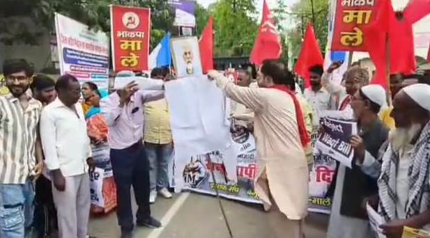 बेगूसराय में वक्फ बोर्ड संशोधन बिल के खिलाफ माले ने फूंका प्रधानमंत्री का पुतला 2