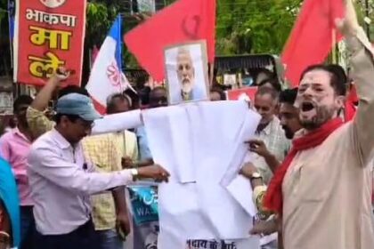 बेगूसराय में वक्फ बोर्ड संशोधन बिल के खिलाफ माले ने फूंका प्रधानमंत्री का पुतला 32