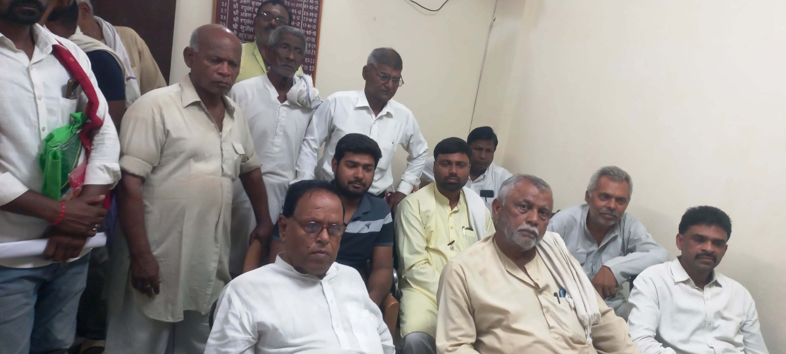 जनसमस्या को लेकर सीओ से वार्ता करने पहुंचे पूर्व विधायक वार्ता संतोषप्रद नहीं होने पर धरना पर बैठ गए  4