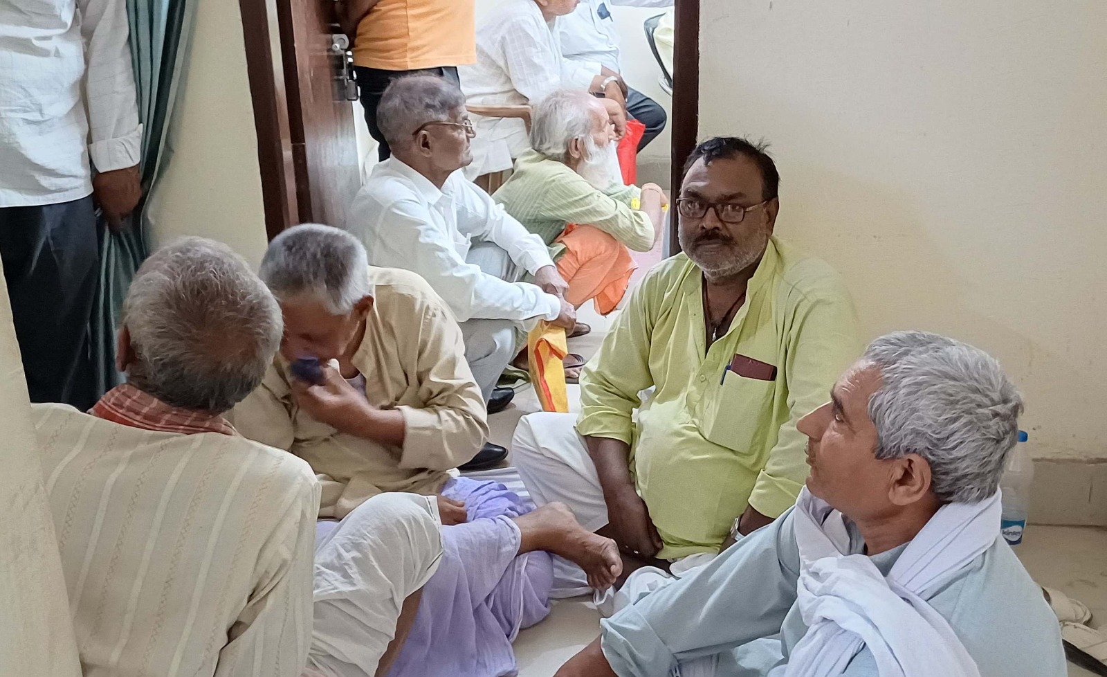 जनसमस्या को लेकर सीओ से वार्ता करने पहुंचे पूर्व विधायक वार्ता संतोषप्रद नहीं होने पर धरना पर बैठ गए  5