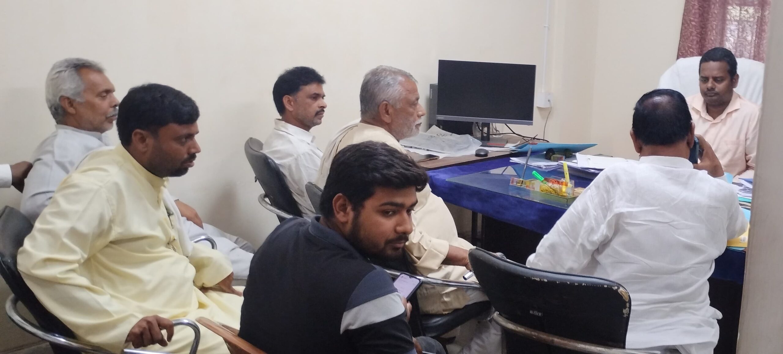 जनसमस्या को लेकर सीओ से वार्ता करने पहुंचे पूर्व विधायक वार्ता संतोषप्रद नहीं होने पर धरना पर बैठ गए  3