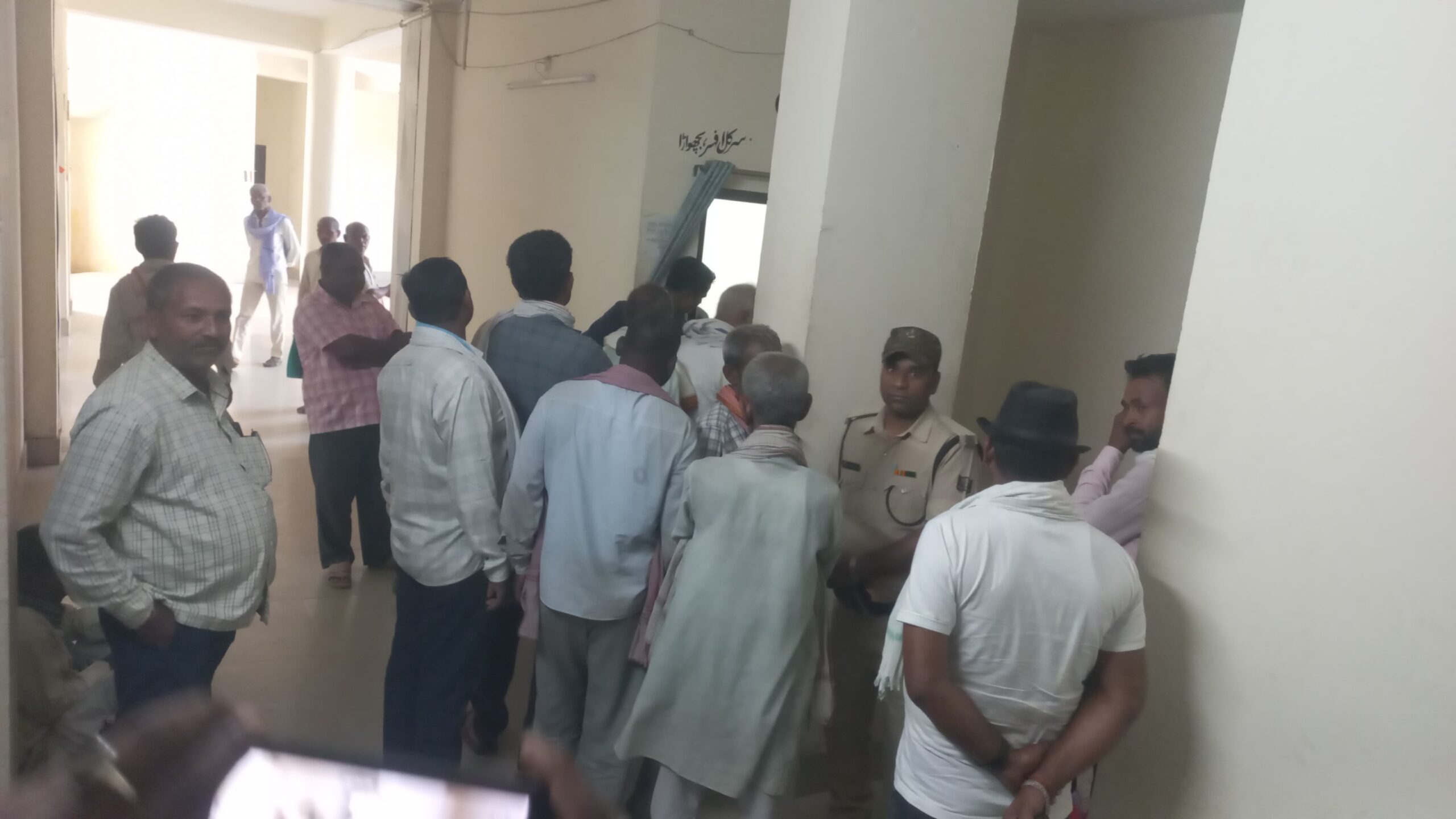 जनसमस्या को लेकर सीओ से वार्ता करने पहुंचे पूर्व विधायक वार्ता संतोषप्रद नहीं होने पर धरना पर बैठ गए  2