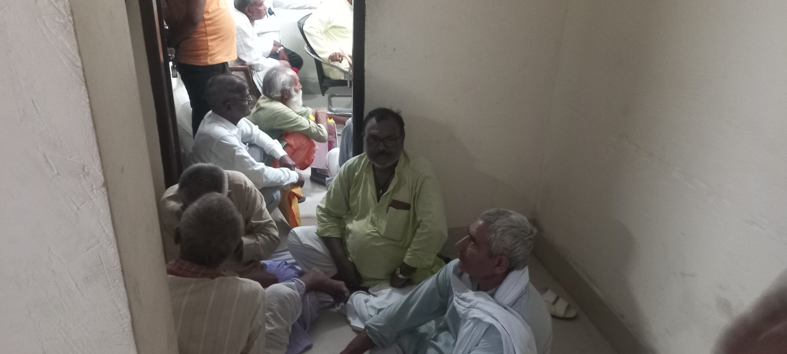 जनसमस्या को लेकर सीओ से वार्ता करने पहुंचे पूर्व विधायक वार्ता संतोषप्रद नहीं होने पर धरना पर बैठ गए  5