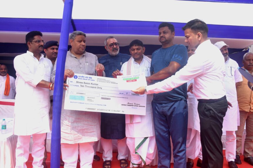 सांसद व डीएम के नेतृत्व में विभिन्न विभागों के कल्याणकारी योजनाओं के लाभुकों के बीच पर्चा,विवाह प्रोत्साहन समेत अन्य लाभ का किया गया वितरण 1