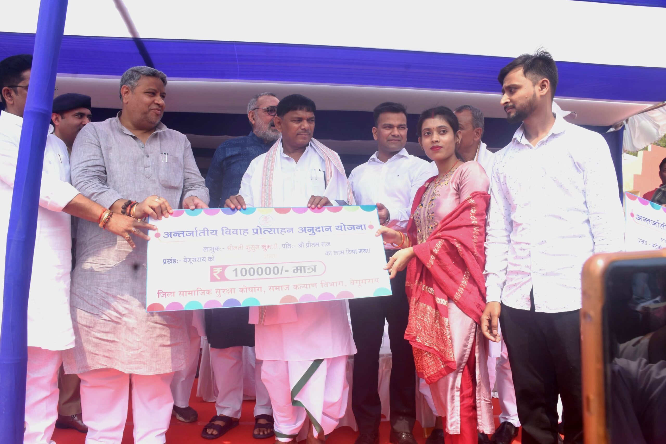 सांसद व डीएम के नेतृत्व में विभिन्न विभागों के कल्याणकारी योजनाओं के लाभुकों के बीच पर्चा,विवाह प्रोत्साहन समेत अन्य लाभ का किया गया वितरण 2