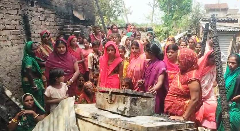 बेगूसराय में गैस सिलेण्डर से लगी आग में तीन घर समेत हजारो की संपत्ति जलकर राख 2
