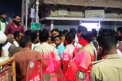 बेगूसराय में डॉ अंबेडकर की प्रतिमा के समीप लगे भगवा झंडे को फेका, दो पक्षों के बीच हुई तीखी बहस, पुलिस ने मामले को कराया शांत   10