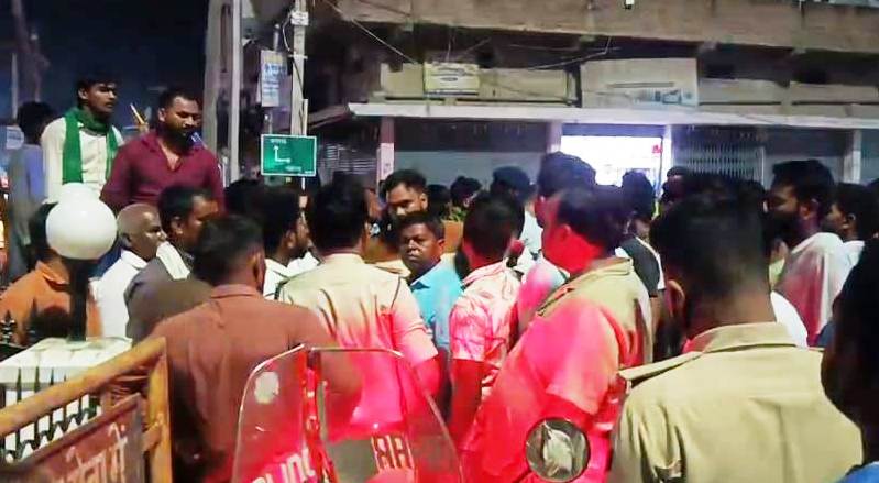 बेगूसराय में डॉ अंबेडकर की प्रतिमा के समीप लगे भगवा झंडे को फेका, दो पक्षों के बीच हुई तीखी बहस, पुलिस ने मामले को कराया शांत   1