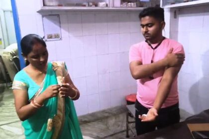 बेगूसराय के नवोदय विद्यालय में छुटी मांगने के मामूली विवाद में शिक्षक ने छात्र के भाई और माँ के साथ मारपीट कर किया घायल 16