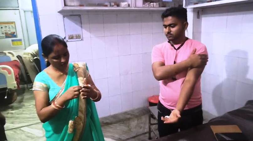 बेगूसराय के नवोदय विद्यालय में छुटी मांगने के मामूली विवाद में शिक्षक ने छात्र के भाई और माँ के साथ मारपीट कर किया घायल 1