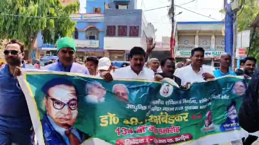 खगड़िया: राजद कार्यकर्ताओं ने बाबा साहब की 135 वीं जयंती हर्षोल्लास के साथ मनाया 2