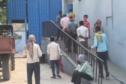 बेगूसराय में पिकअप वाहन के चपेट में आने से किसान की दर्दनाक मौत, परिजनों में मचा कोहराम 12