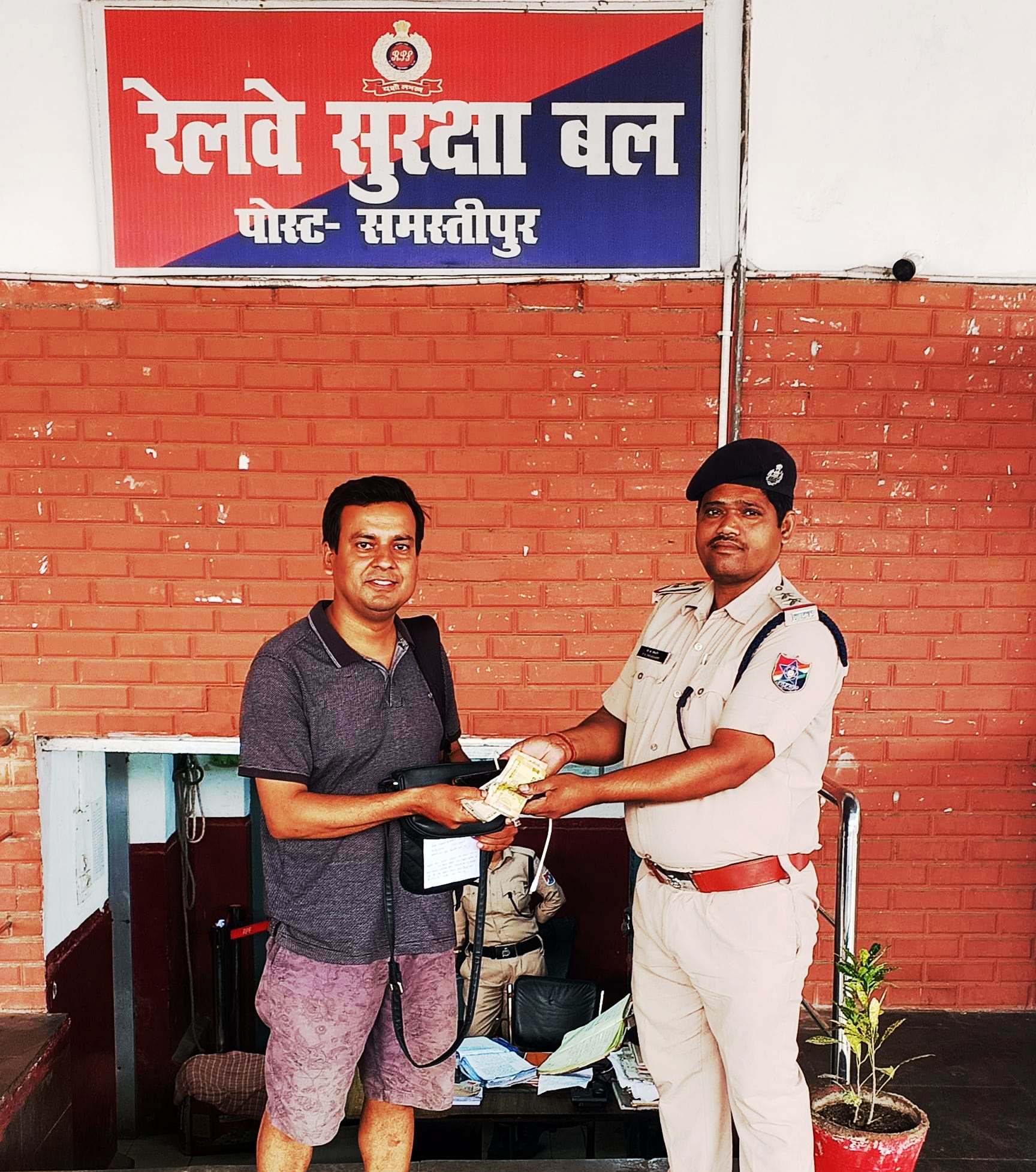 समस्तीपुर: आरपीएफ ने लखनऊ-बरौनी एक्सप्रेस ट्रेन में एक यात्री के छुटे लेडिज पर्स को सुरक्षित लौटाया 2