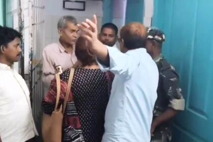 बेगूसराय सदर अस्पताल के इमेरजेंसी ड्यूटी में तैनात डॉक्टर का अमानवीय चेहरा आया सामने, जहाँ सांप काटने पर इलाज के लिए गए मरीज को देखने से किया इंकार 14