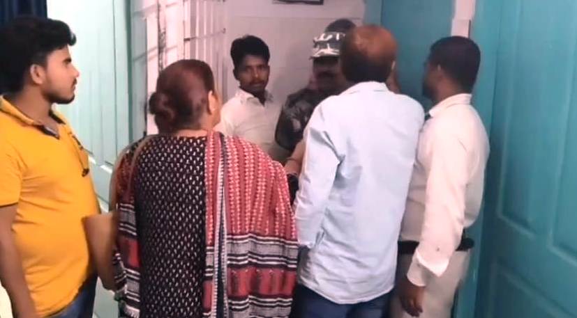 बेगूसराय सदर अस्पताल के इमेरजेंसी ड्यूटी में तैनात डॉक्टर का अमानवीय चेहरा आया सामने, जहाँ सांप काटने पर इलाज के लिए गए मरीज को देखने से किया इंकार 3