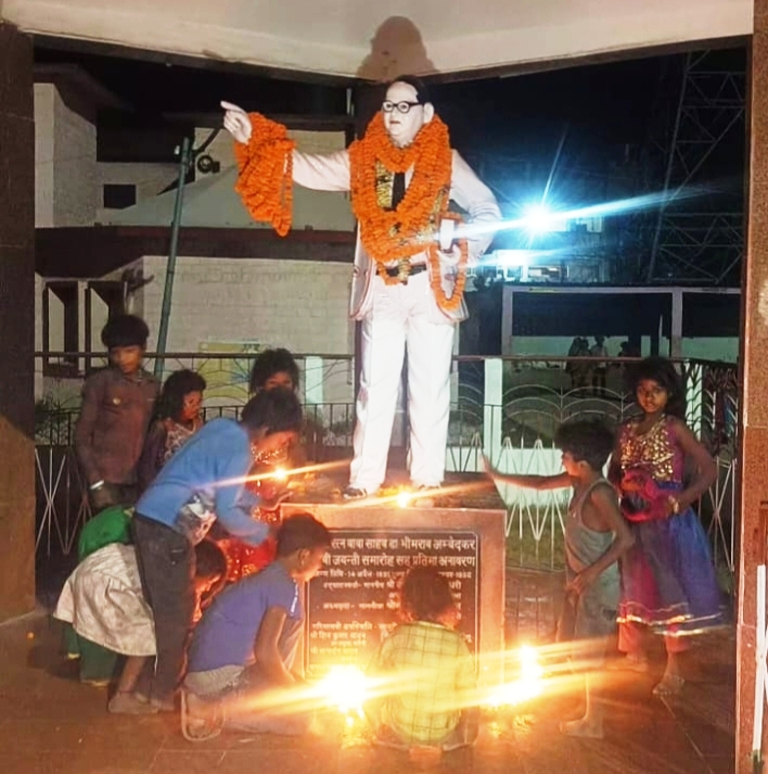 बाबा साहब डॉ भीमराव अम्बेडकर की जयंती पर 134 दीप जलाकर बाबा के सपनों को पूरा करने का दिया गया संदेश - मुख्य पार्षद 2