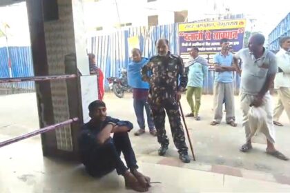 बेगूसराय सदर अस्पताल में एक मरीज का मोबाइल चोरी, सुरक्षाकर्मियों ने चोर को पकड़ा 8