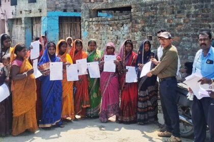 शिविर के माध्यम से बीडीओ ने किया 53 जन्म प्रमाणपत्र का वितरण 2