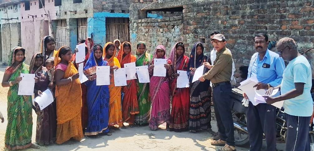 शिविर के माध्यम से बीडीओ ने किया 53 जन्म प्रमाणपत्र का वितरण 5