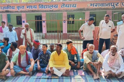पीएम श्री विद्यालय में विलय के विरोध में मध्य विद्यालय तेयाय के गेट पर ग्रामीणों ने दिया धरना 29