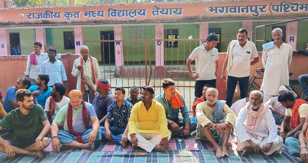 पीएम श्री विद्यालय में विलय के विरोध में मध्य विद्यालय तेयाय के गेट पर ग्रामीणों ने दिया धरना 5
