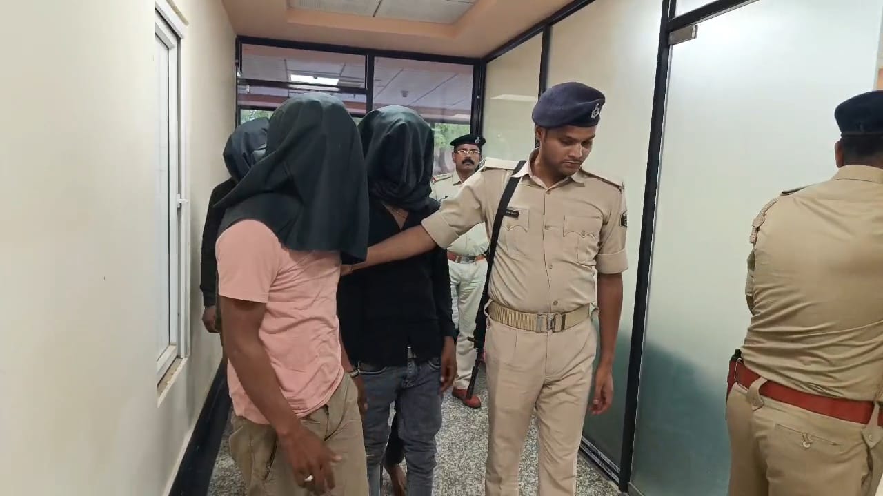 नालंदा: चेरो थाना क्षेत्र में हथियार के बल पर एशियन पेंट से लदे पिकअप वैन की लूट, पुलिस ने पांच अपराधियों को किया गिरफ्तार 4