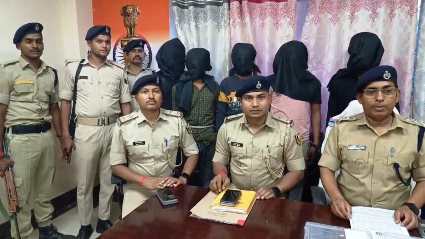 नालंदा: चेरो थाना क्षेत्र में हथियार के बल पर एशियन पेंट से लदे पिकअप वैन की लूट, पुलिस ने पांच अपराधियों को किया गिरफ्तार 1