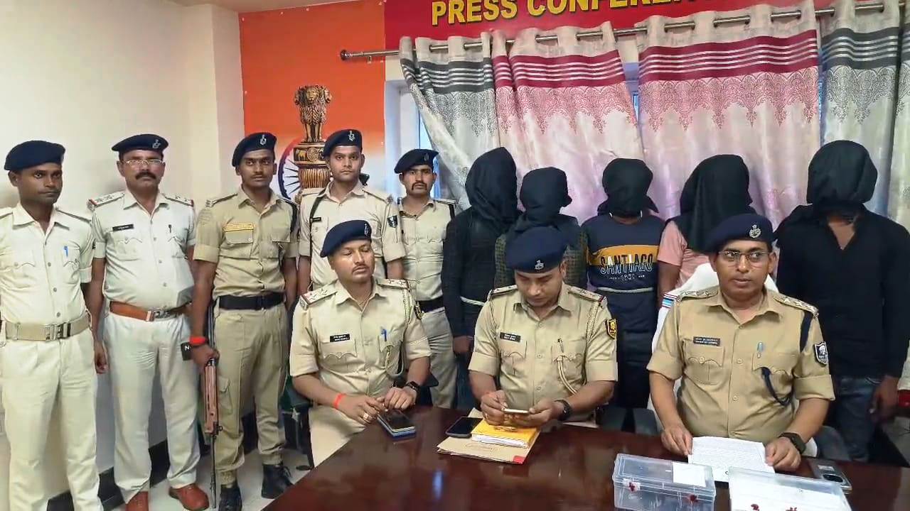 नालंदा: चेरो थाना क्षेत्र में हथियार के बल पर एशियन पेंट से लदे पिकअप वैन की लूट, पुलिस ने पांच अपराधियों को किया गिरफ्तार 3