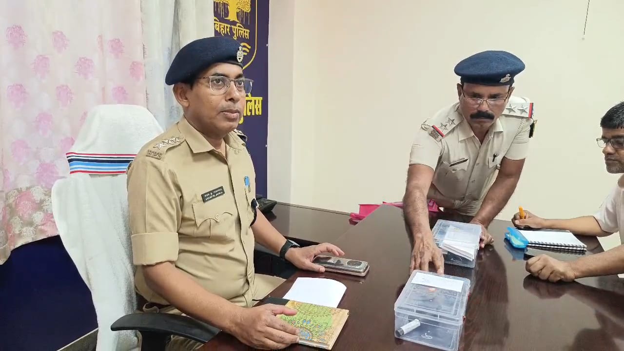 नालंदा: चेरो थाना क्षेत्र में हथियार के बल पर एशियन पेंट से लदे पिकअप वैन की लूट, पुलिस ने पांच अपराधियों को किया गिरफ्तार 2