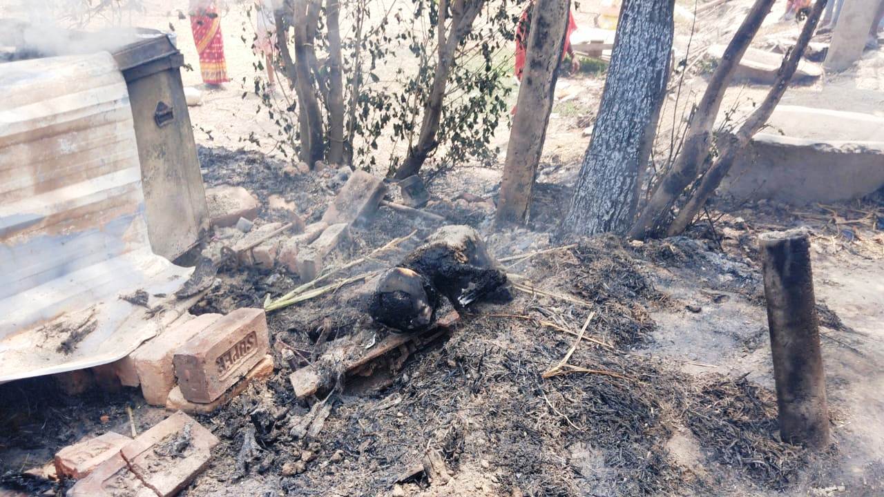 मुजफ्फरपुर में बिजली की चिंगारी से उठी आग में 4 मासूम जिंदा जले, 40 घर स्वाहा 6