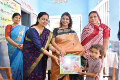 मैत्री लेडीज क्लब एनटीपीसी ने चकिया विद्यालय में 150 छात्रों के बीच बैग का किया गया वितरण, छात्रों में खुशी 22