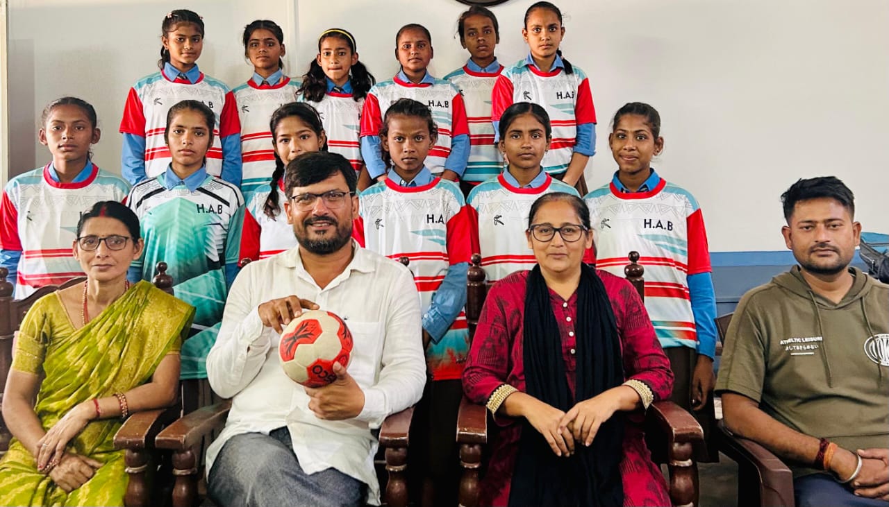 बेतिया में आयोजित राज्य स्तरीय हैंडबॉल चैंपियनशिप में भाग लेने के लिए बेगूसराय की बालिकाएं टीम हुई रवाना 5