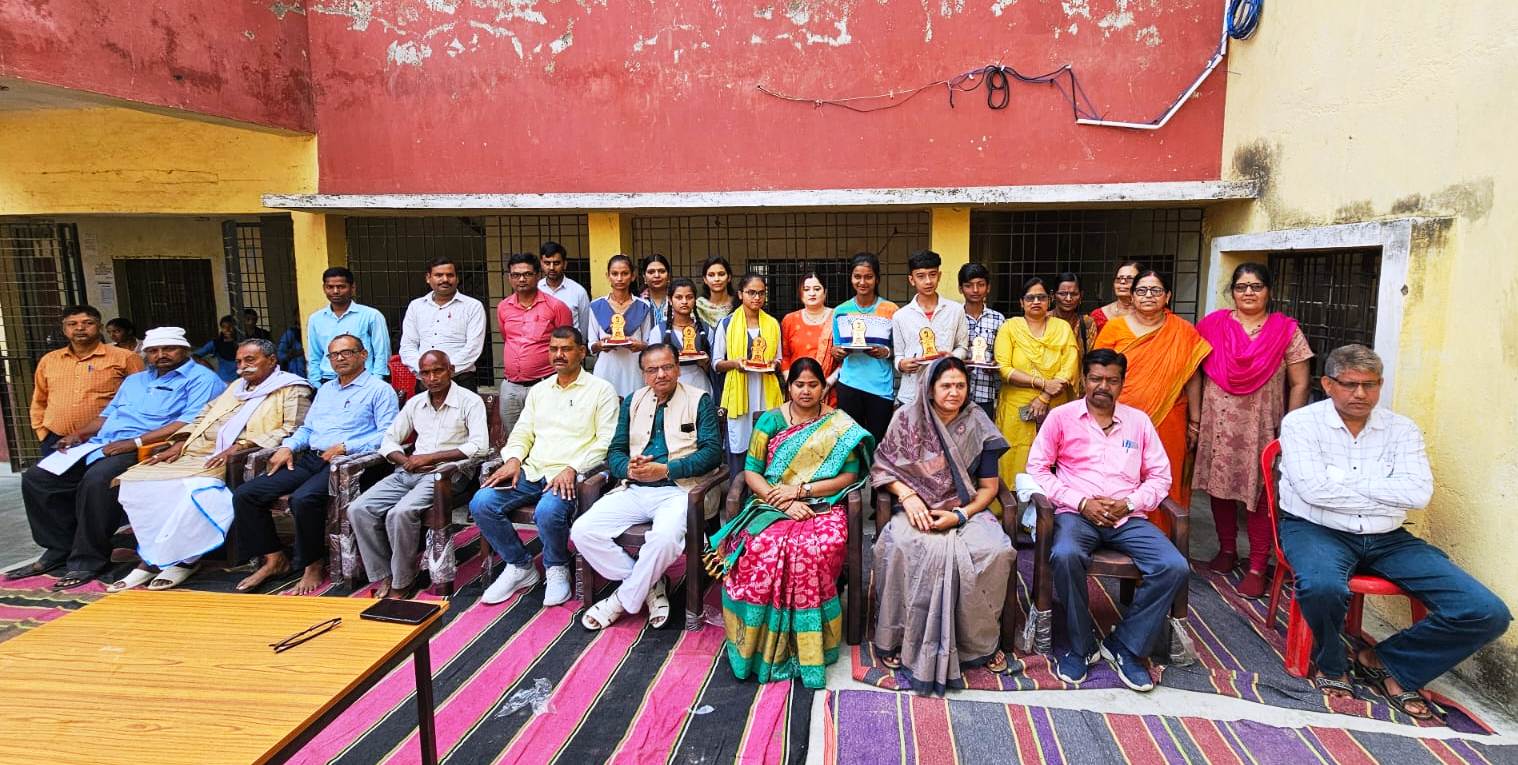 उत्कृष्ट कार्य करनेबाले छात्र-छात्राओं को किया गया सम्मानित 3