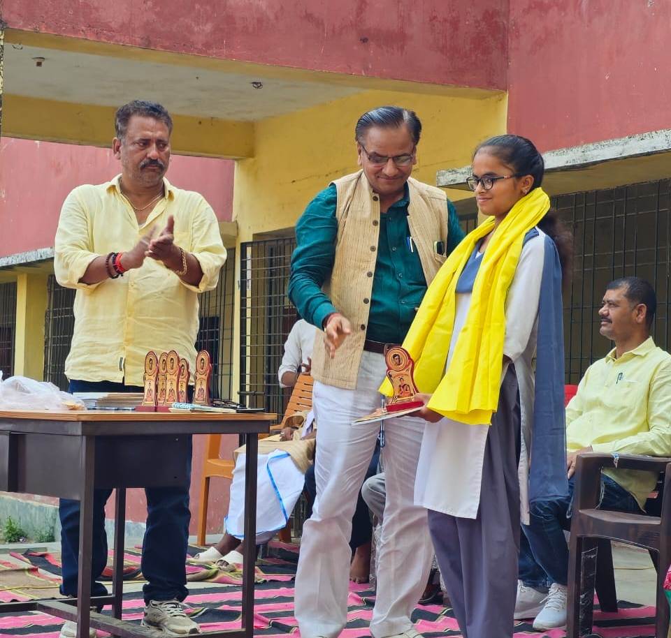 उत्कृष्ट कार्य करनेबाले छात्र-छात्राओं को किया गया सम्मानित 2