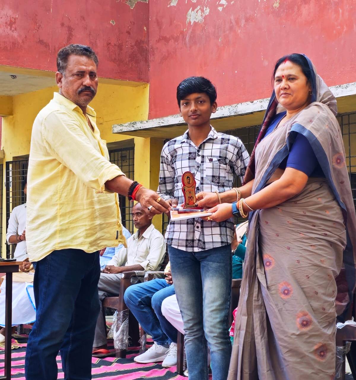 उत्कृष्ट कार्य करनेबाले छात्र-छात्राओं को किया गया सम्मानित 5