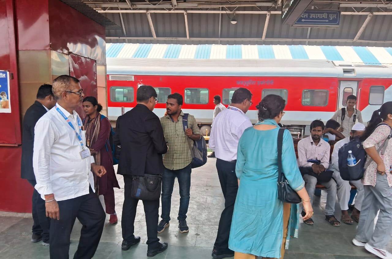 समस्तीपुर मंडल के दरभंगा रेलवे स्टेशन पर विशेष टिकट जांच के दौरान 205 यात्रियों से 1,27,545 का वसूला गया जुर्माना 2