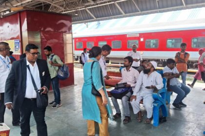 समस्तीपुर मंडल के दरभंगा रेलवे स्टेशन पर विशेष टिकट जांच के दौरान 205 यात्रियों से 1,27,545 का वसूला गया जुर्माना 26