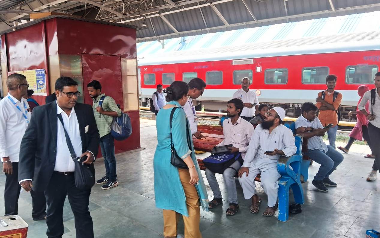 समस्तीपुर मंडल के दरभंगा रेलवे स्टेशन पर विशेष टिकट जांच के दौरान 205 यात्रियों से 1,27,545 का वसूला गया जुर्माना 10