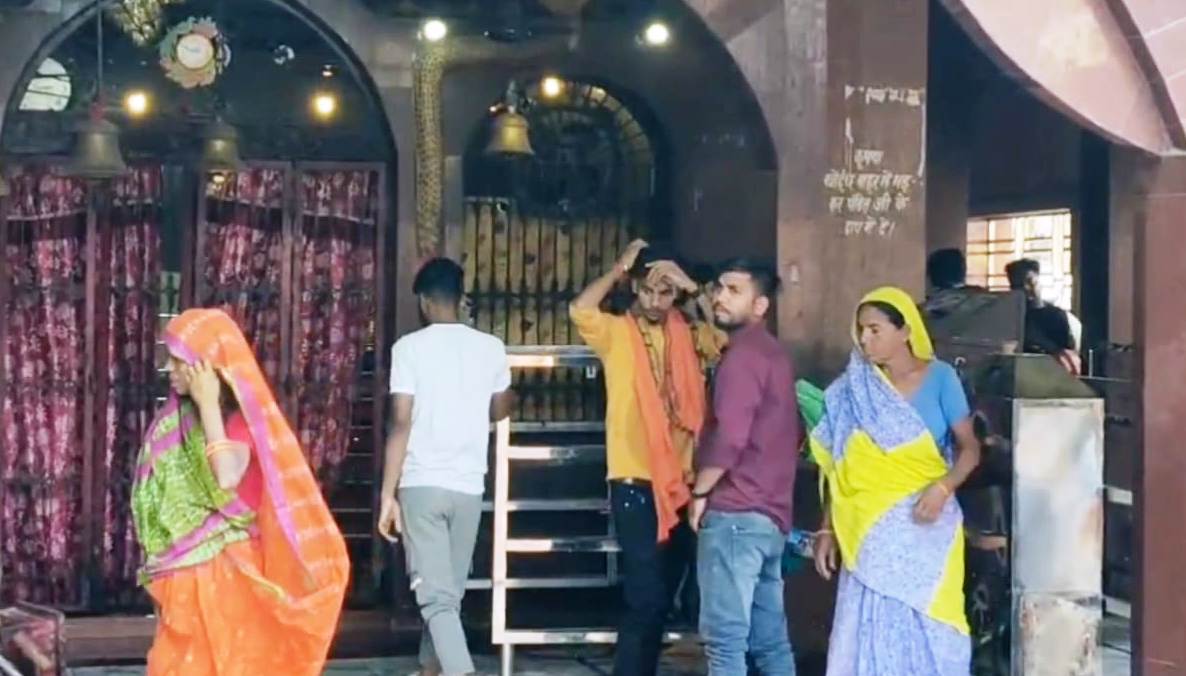 बेगूसराय में एक महिला चोर ने काली मंदिर में पूजा करने आई एक महिला के पर्स से 46 हज़ार रुपए चोरी कर हुआ फरार 2