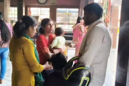 बेगूसराय में एक महिला चोर ने काली मंदिर में पूजा करने आई एक महिला के पर्स से 46 हज़ार रुपए चोरी कर हुआ फरार 18