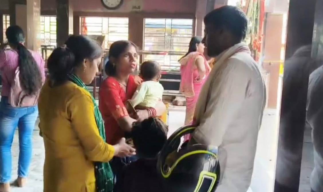 बेगूसराय में एक महिला चोर ने काली मंदिर में पूजा करने आई एक महिला के पर्स से 46 हज़ार रुपए चोरी कर हुआ फरार 8