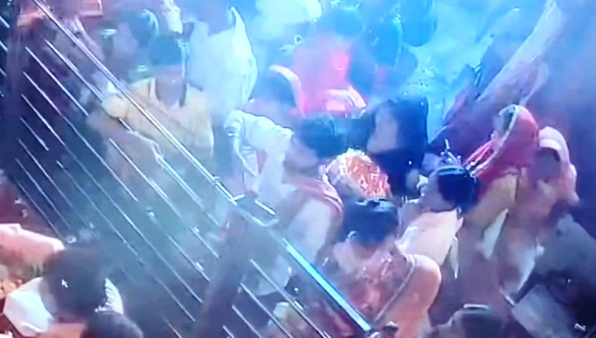 बेगूसराय में एक महिला चोर ने काली मंदिर में पूजा करने आई एक महिला के पर्स से 46 हज़ार रुपए चोरी कर हुआ फरार 3