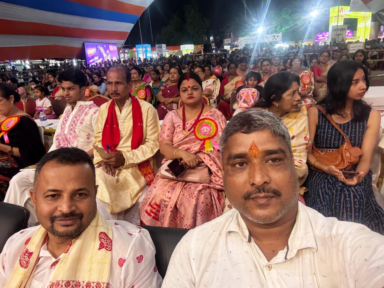 समस्तीपुर: असम के गुवाहाटी महानगर में आयोजित बिहू सम्मेलन में ‘पूर्व गुवाहाटी बिहू समिति’ द्वारा समाजसेवी राजू सहनी को उत्कृट सामाजिक कार्य के लिए किए गए सम्मानित 4