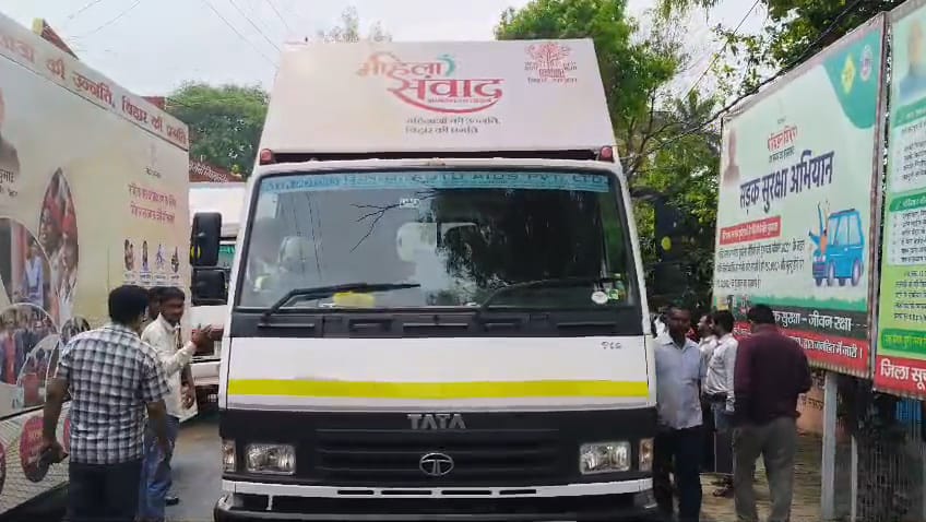 बेगूसराय डीएम तुषार सिंगला ने 'महिला संवाद रथ' को हरी झंडी दिखाकर किया रवाना 2