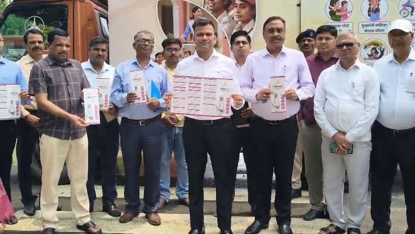 बेगूसराय डीएम तुषार सिंगला ने 'महिला संवाद रथ' को हरी झंडी दिखाकर किया रवाना 3