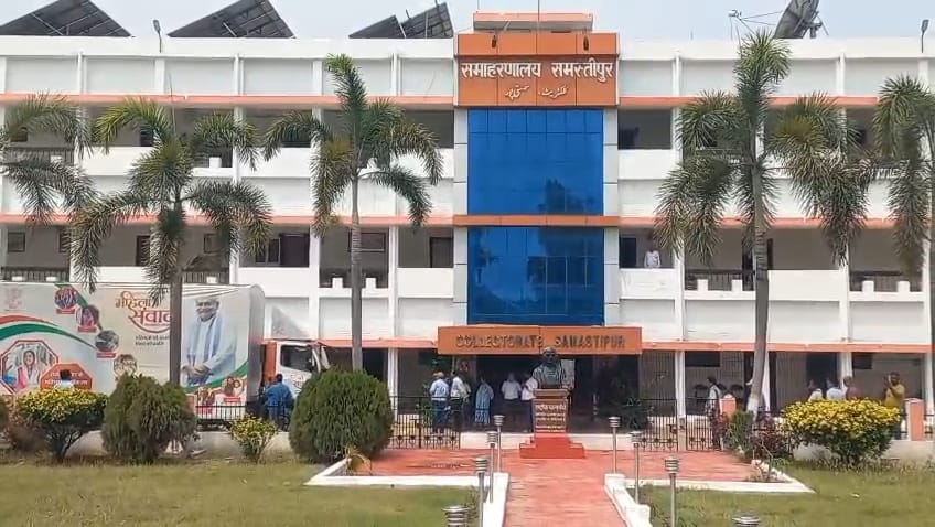 समस्तीपुर:महिला संवाद को लेकर जिलाधिकारी ने हरी झंडी दिखाकर महिला संवाद रथ यात्रा की शुरुआत 2