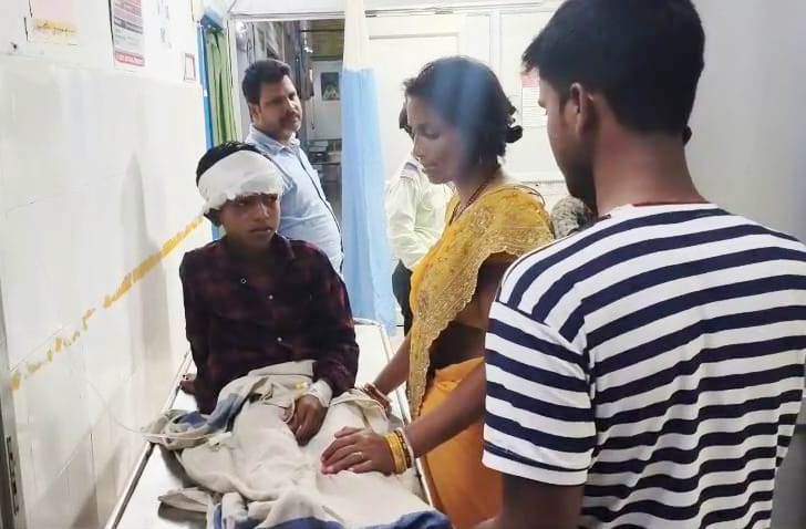 बेगूसराय में शादी में शरीक होकर लौटने के दौरान बाईक सड़क पर गिरे पेड़ से टकराई, पिता की मौत, पुत्र बुरी तरह जख्मी 3
