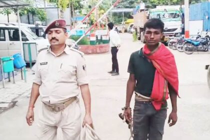 बेगूसराय स्टेशन पर ट्रेन से मोबाइल झपटकर भाग रहे एक चोर को लोगो ने पकड़कर किया जमकर पिटाई 24