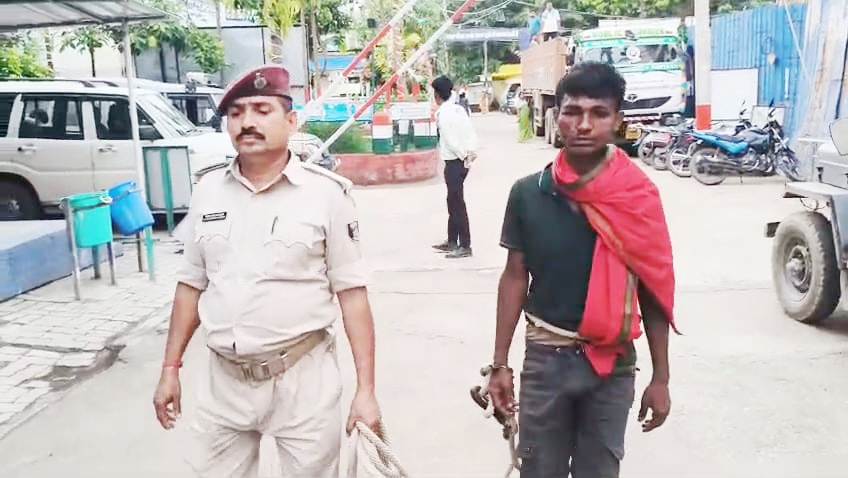बेगूसराय स्टेशन पर ट्रेन से मोबाइल झपटकर भाग रहे एक चोर को लोगो ने पकड़कर किया जमकर पिटाई 4